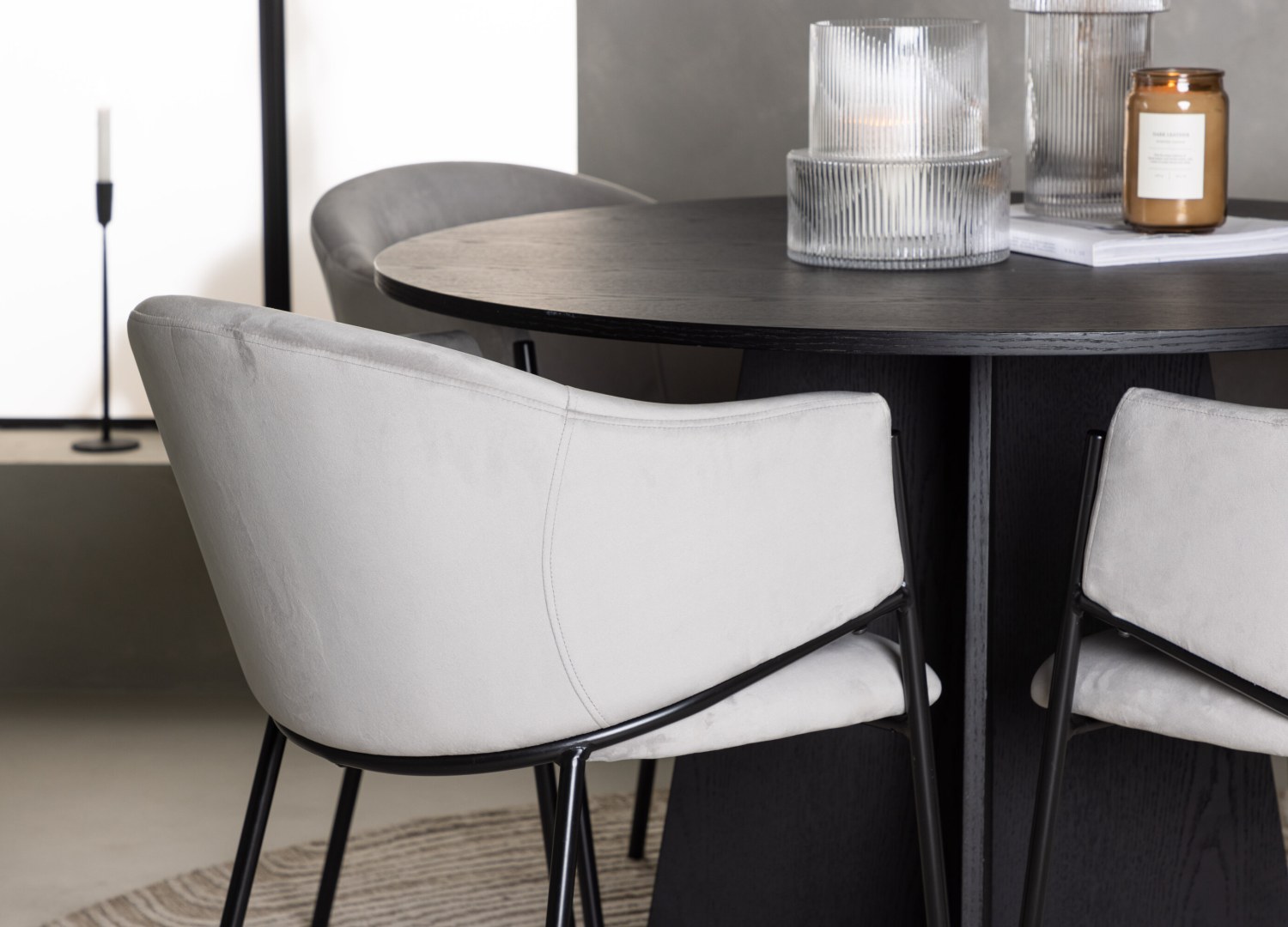 Table ronde Bootcut et 4 chaises Evelina présentées dans un intérieur contemporain