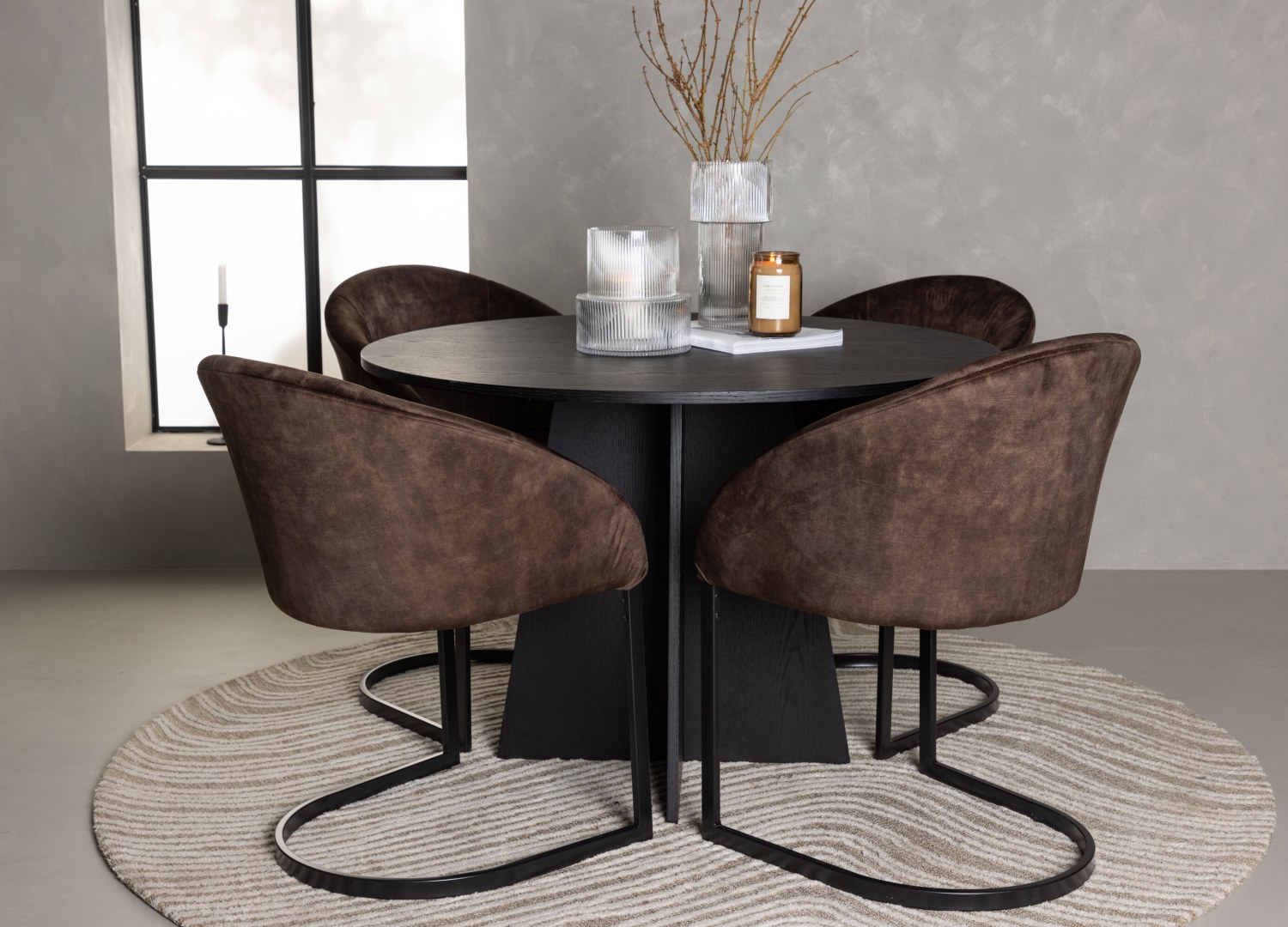 Ensemble table à manger ronde Bootcut avec 4 chaises Evening dans une salle à manger