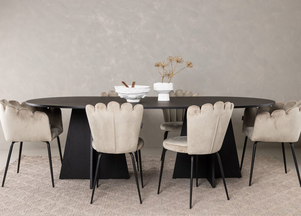 Ensemble table à manger ovale Bootcut avec 6 chaises Limhamn dans une salle à manger
