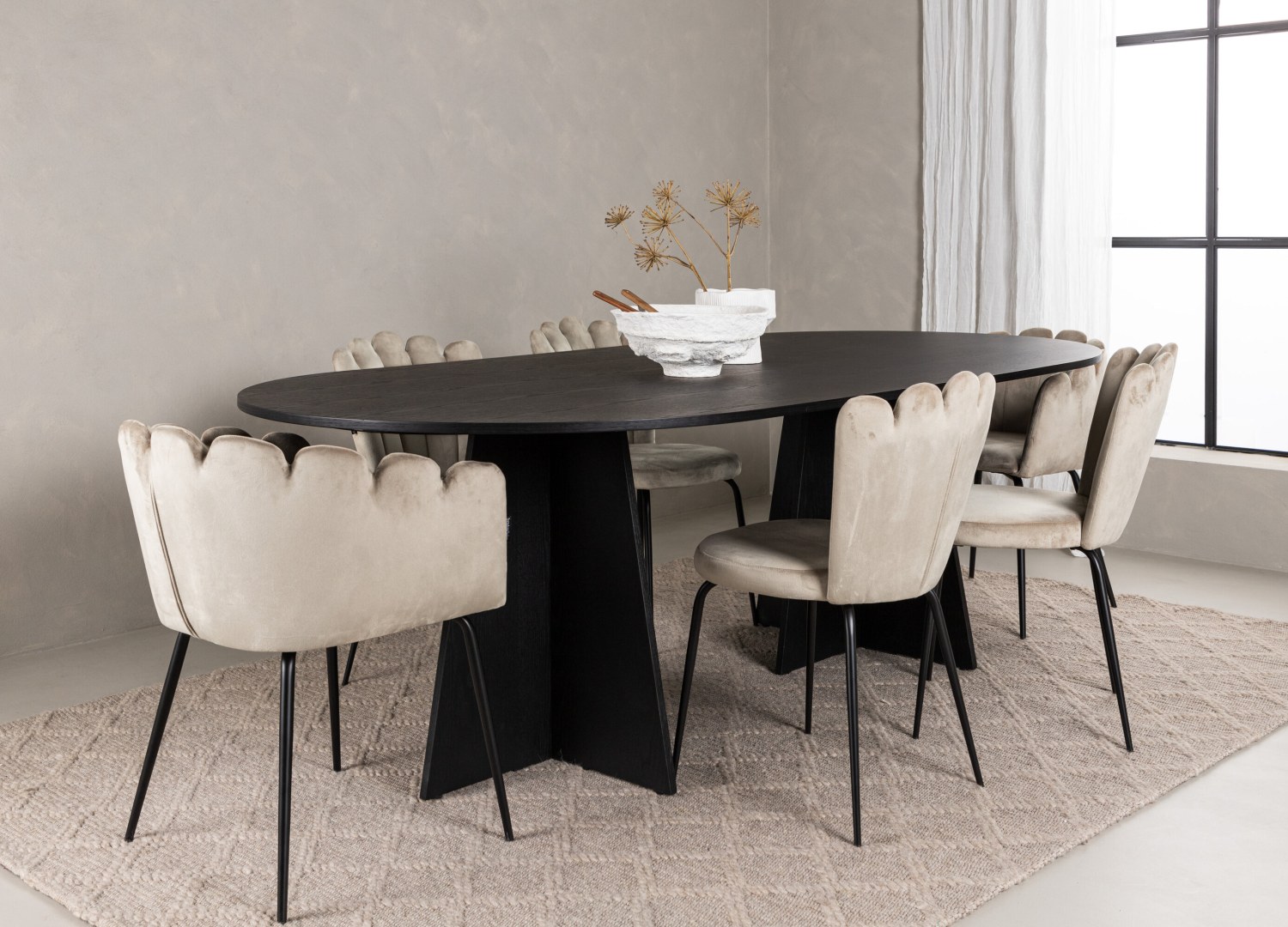 Table ovale Bootcut et 6 chaises Limhamn présentées dans un intérieur contemporain