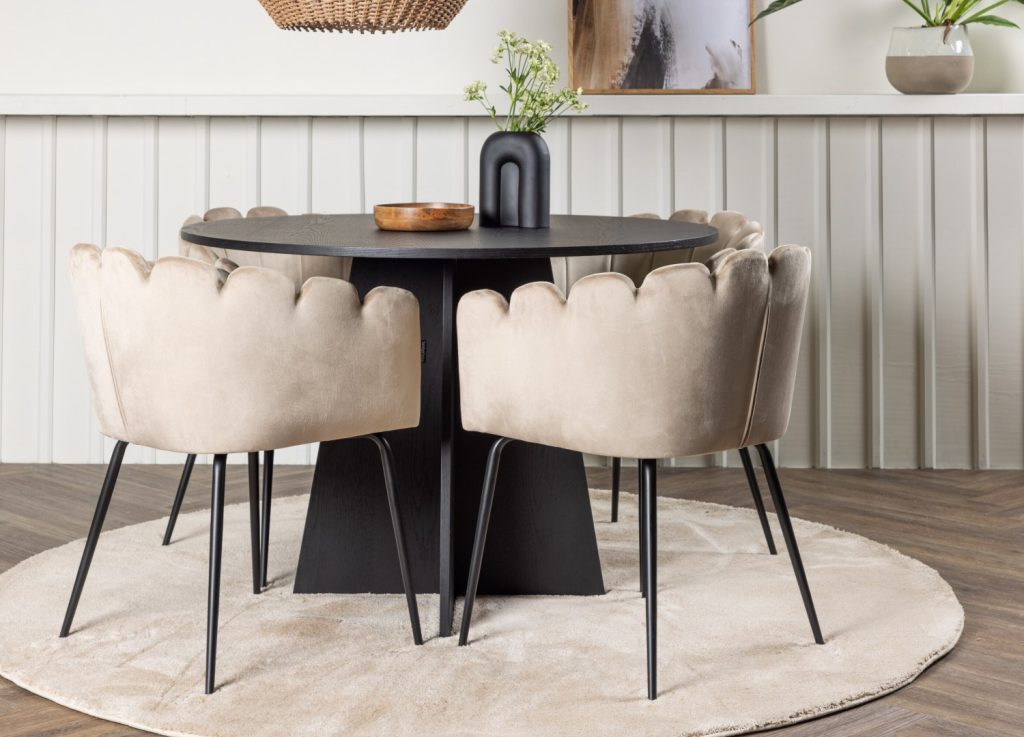 Ensemble table à manger ronde Bootcut avec 4 chaises Limhamn dans une salle à manger