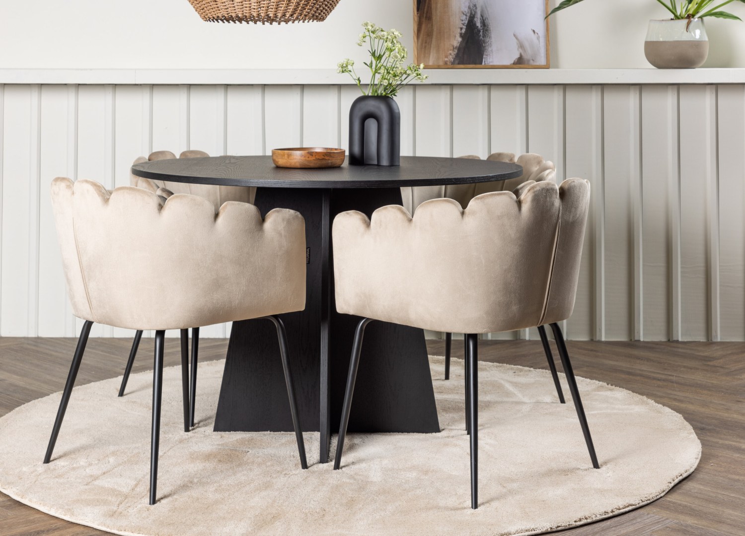 Ensemble table à manger ronde Bootcut avec 4 chaises Limhamn dans une salle à manger
