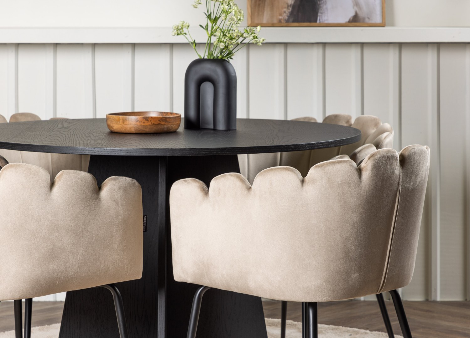 Table ronde Bootcut et 4 chaises Limhamn présentées dans un intérieur contemporain