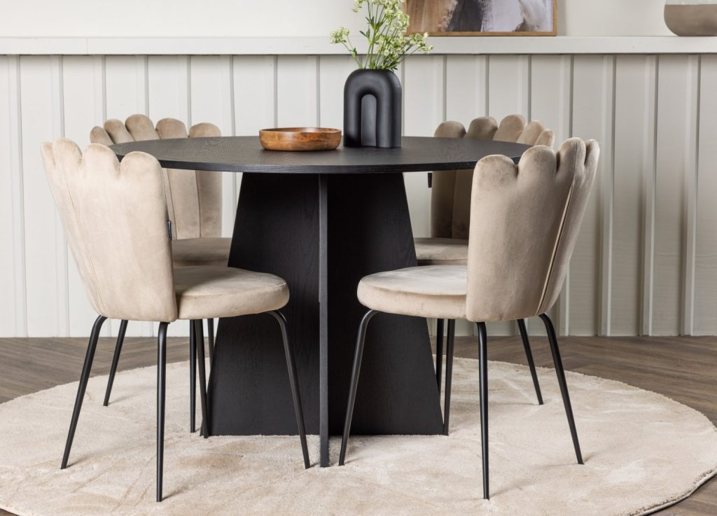 Ensemble table à manger ronde Bootcut avec 4 chaises Limhamn dans une salle à manger