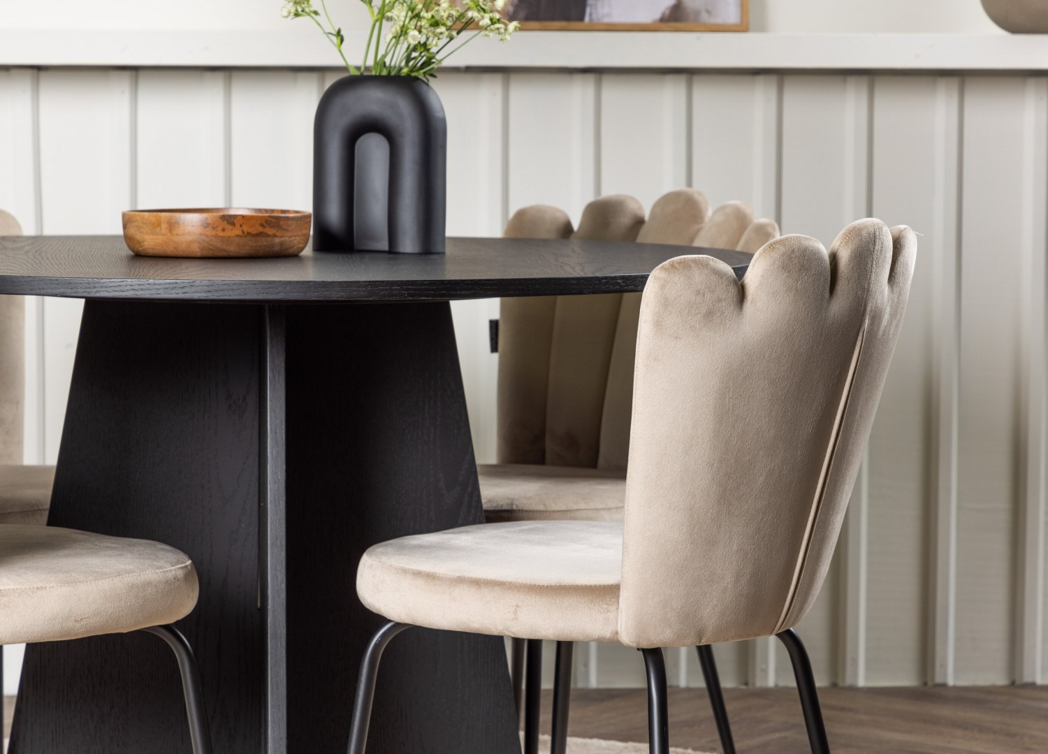 Table ronde Bootcut et 4 chaises Limhamn présentées dans un intérieur contemporain