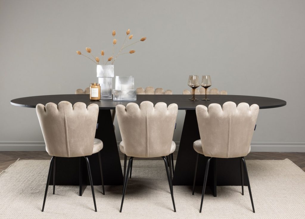 Ensemble table à manger ovale Bootcut avec 6 chaises Limhamn dans une salle à manger