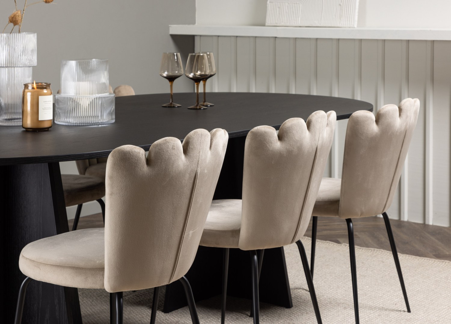 Table ovale Bootcut et 6 chaises Limhamn présentées dans un intérieur contemporain
