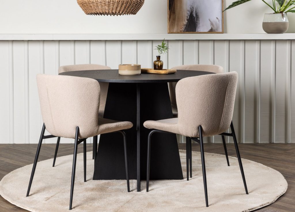 Ensemble table à manger ronde Bootcut avec 4 chaises Modesto dans une salle à manger