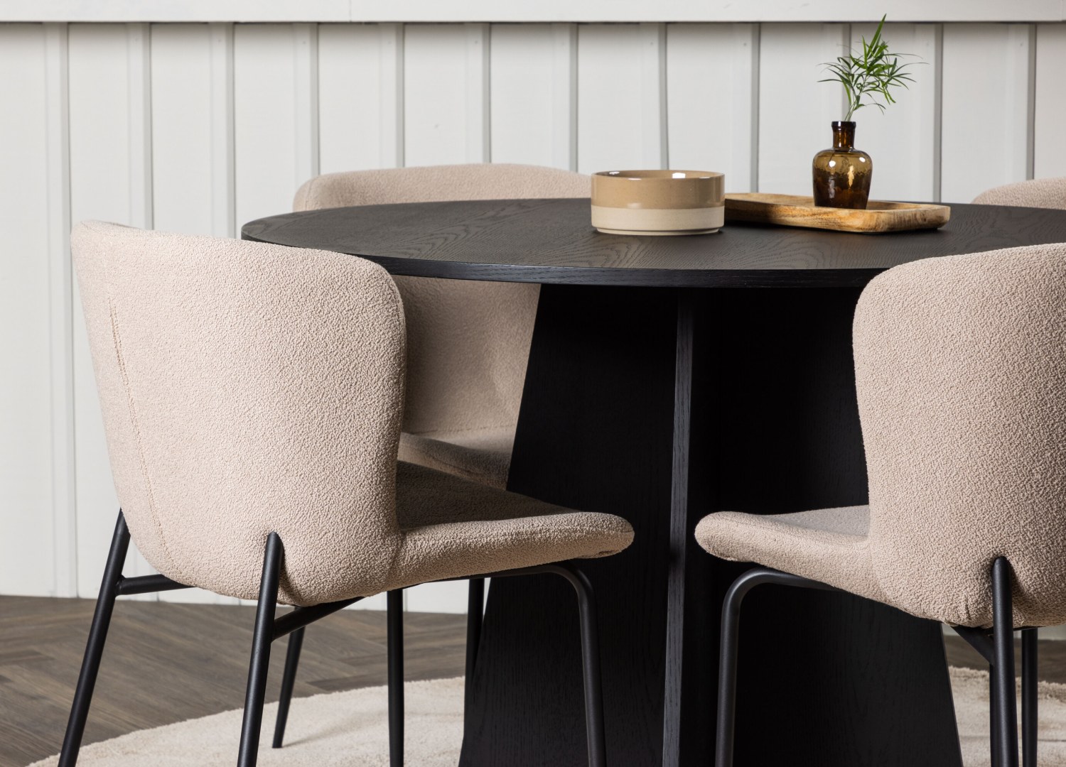 Table ronde Bootcut et 4 chaises Modesto présentées dans un intérieur contemporain