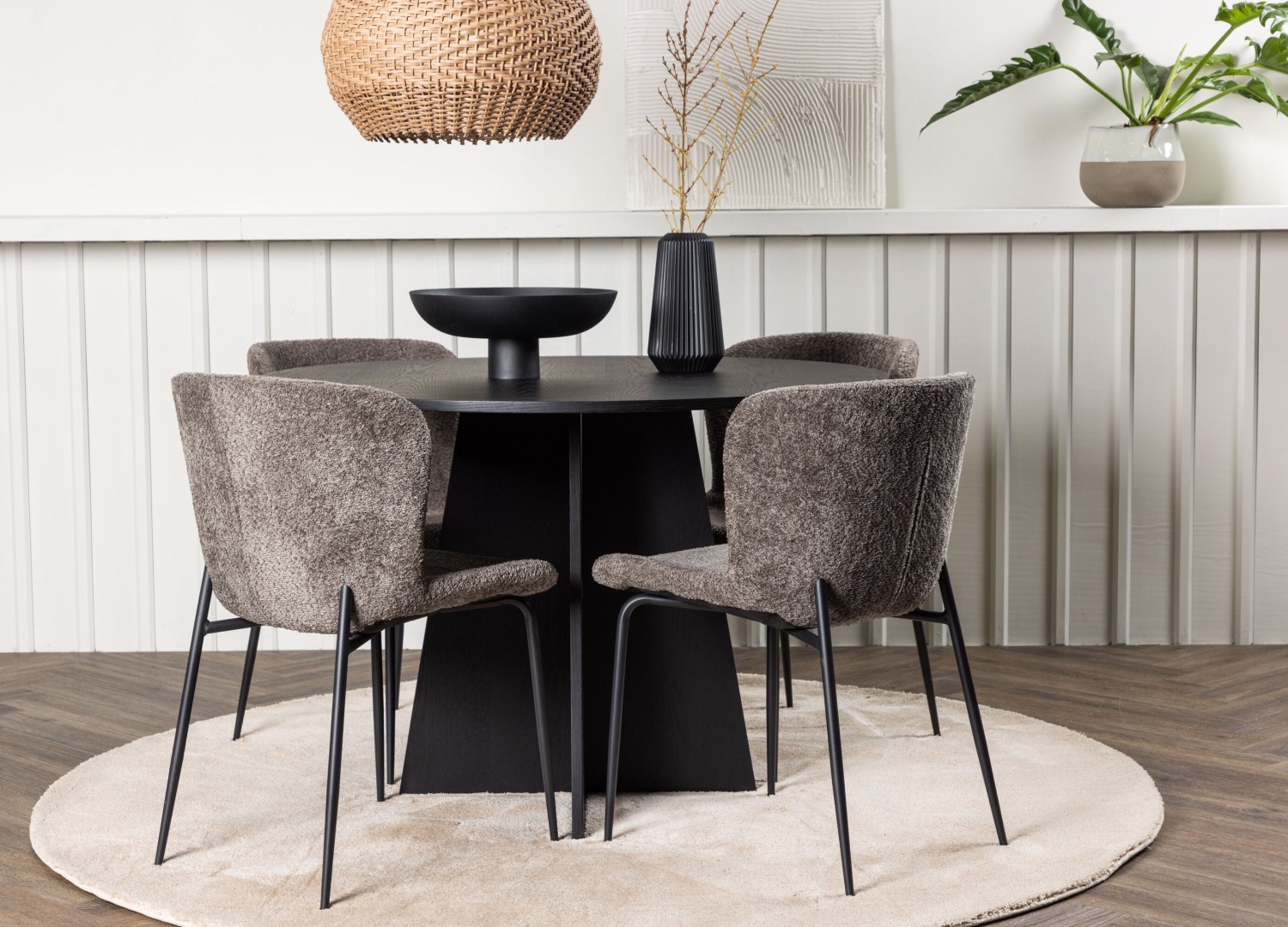 Ensemble table à manger ronde Bootcut avec 4 chaises Modesto dans une salle à manger