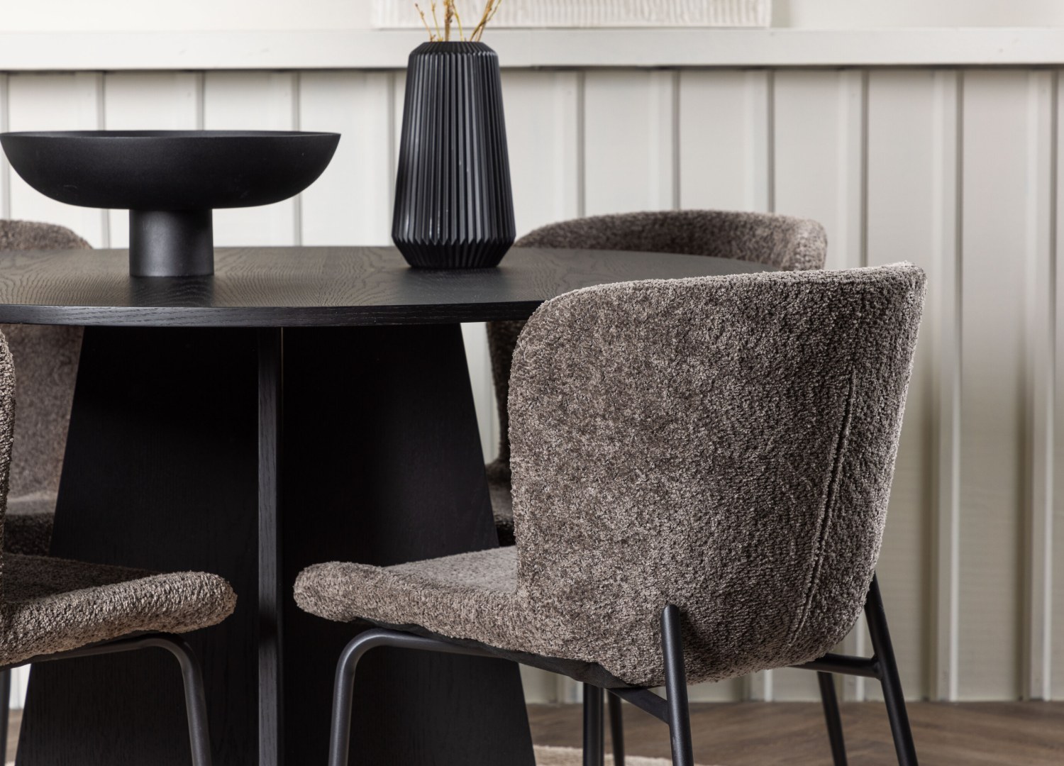 Table ronde Bootcut et 4 chaises Modesto présentées dans un intérieur contemporain