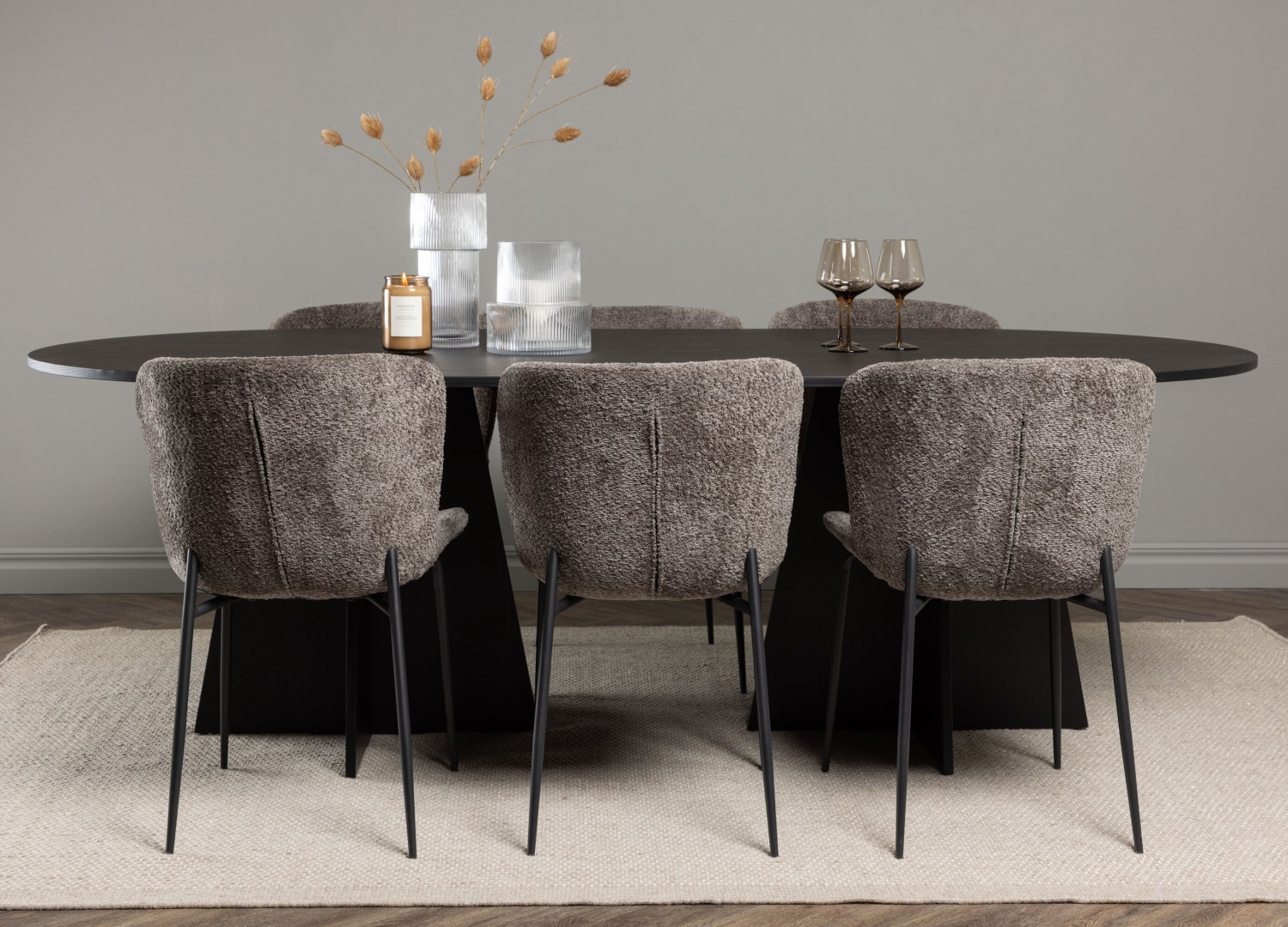 Ensemble table à manger ovale Bootcut avec 6 chaises Modesto dans une salle à manger