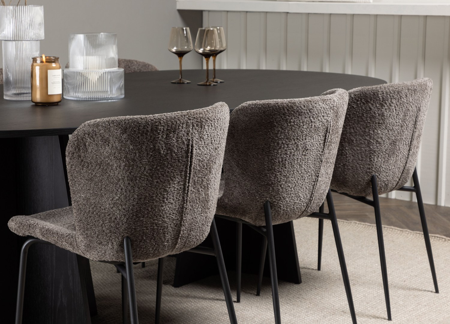 Table ovale Bootcut et 6 chaises Modesto présentées dans un intérieur contemporain