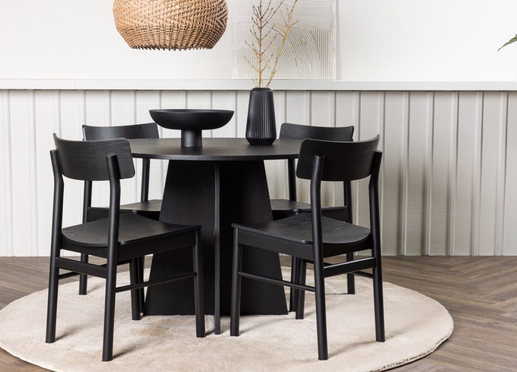 Ensemble table à manger ronde Bootcut avec 4 chaises Montros dans une salle à manger