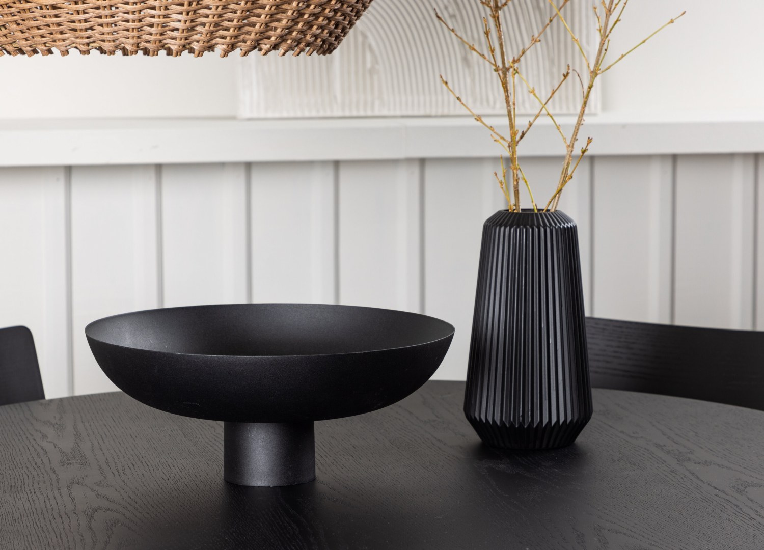 Table ronde Bootcut et 4 chaises Montros présentées dans un intérieur contemporain