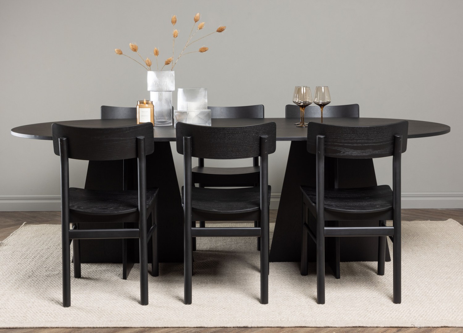 Ensemble table à manger ovale Bootcut avec 6 chaises Montros dans une salle à manger