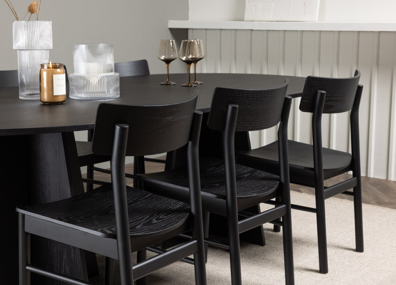 Table ovale Bootcut et 6 chaises Montros présentées dans un intérieur contemporain