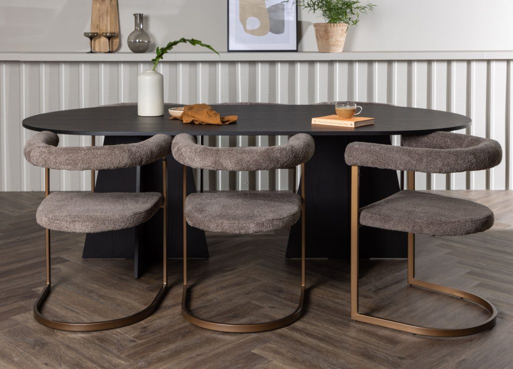 Ensemble table à manger ovale Bootcut avec 6 chaises Morning dans une salle à manger