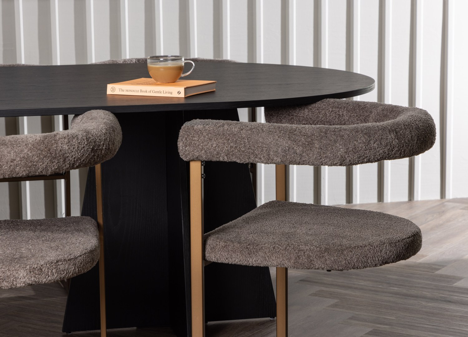 Table ovale Bootcut et 6 chaises Morning présentées dans un intérieur contemporain