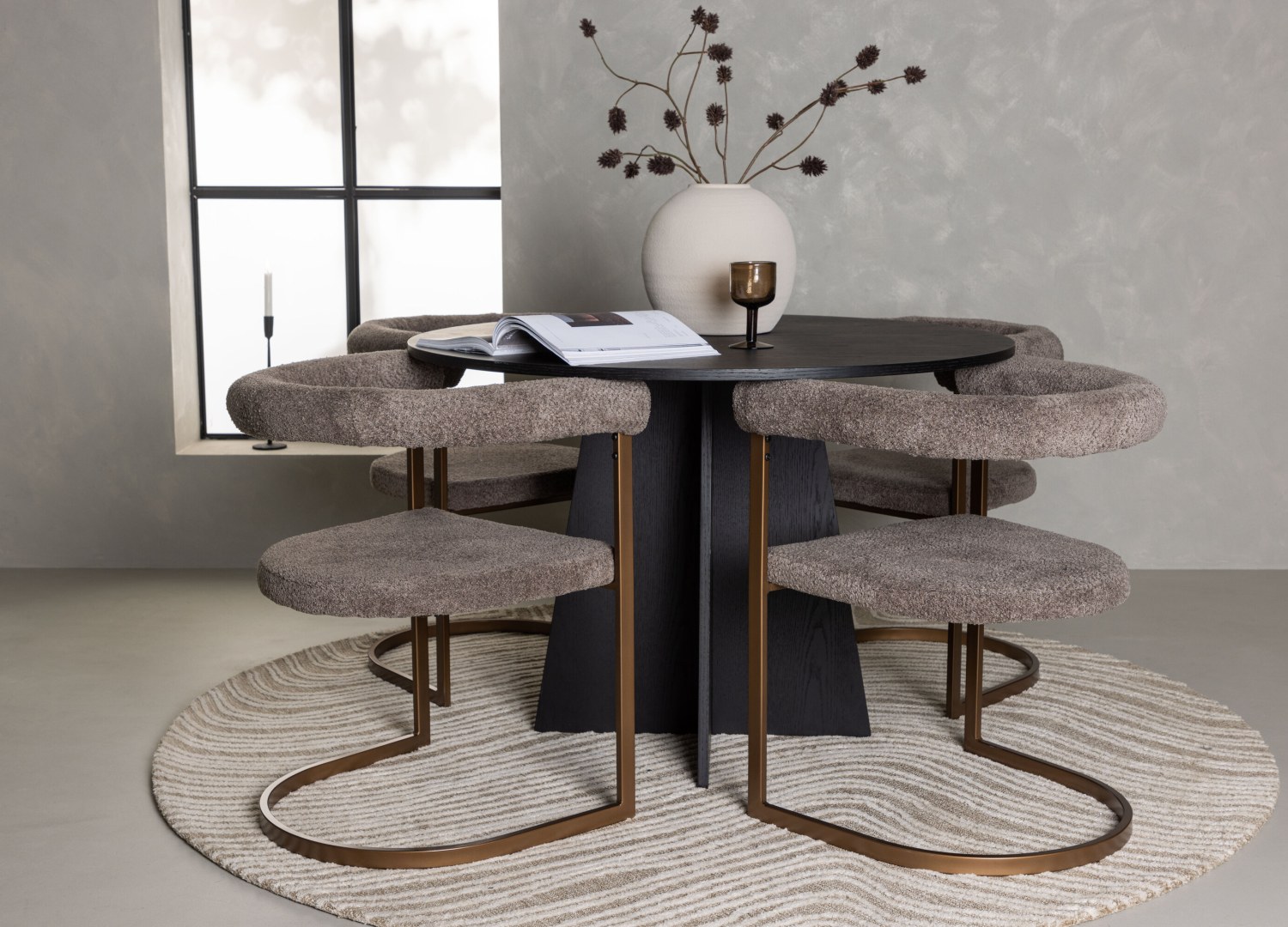Ensemble table à manger ronde Bootcut avec 4 chaises Morning dans une salle à manger