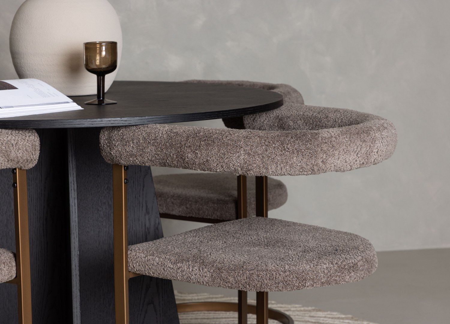 Table ronde Bootcut et 4 chaises Morning présentées dans un intérieur contemporain
