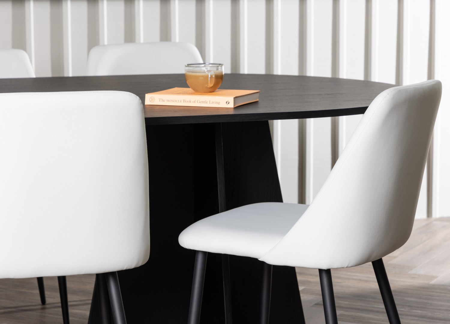 Table ovale Bootcut et 6 chaises Night présentées dans un intérieur contemporain