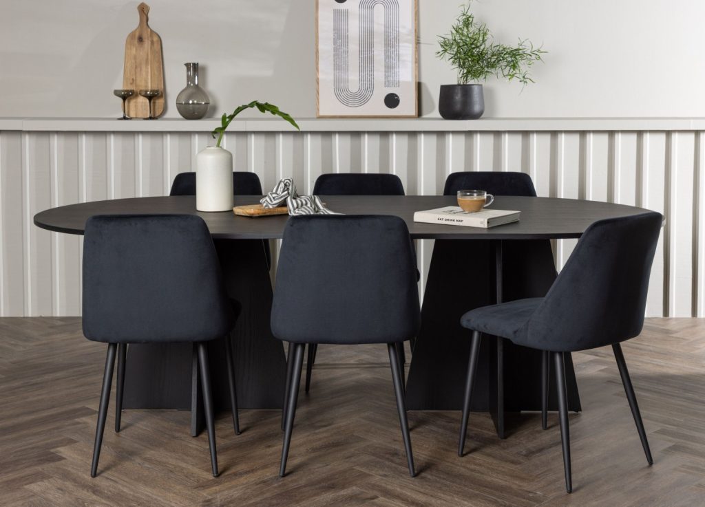 Ensemble table à manger ovale Bootcut avec 6 chaises Night dans une salle à manger