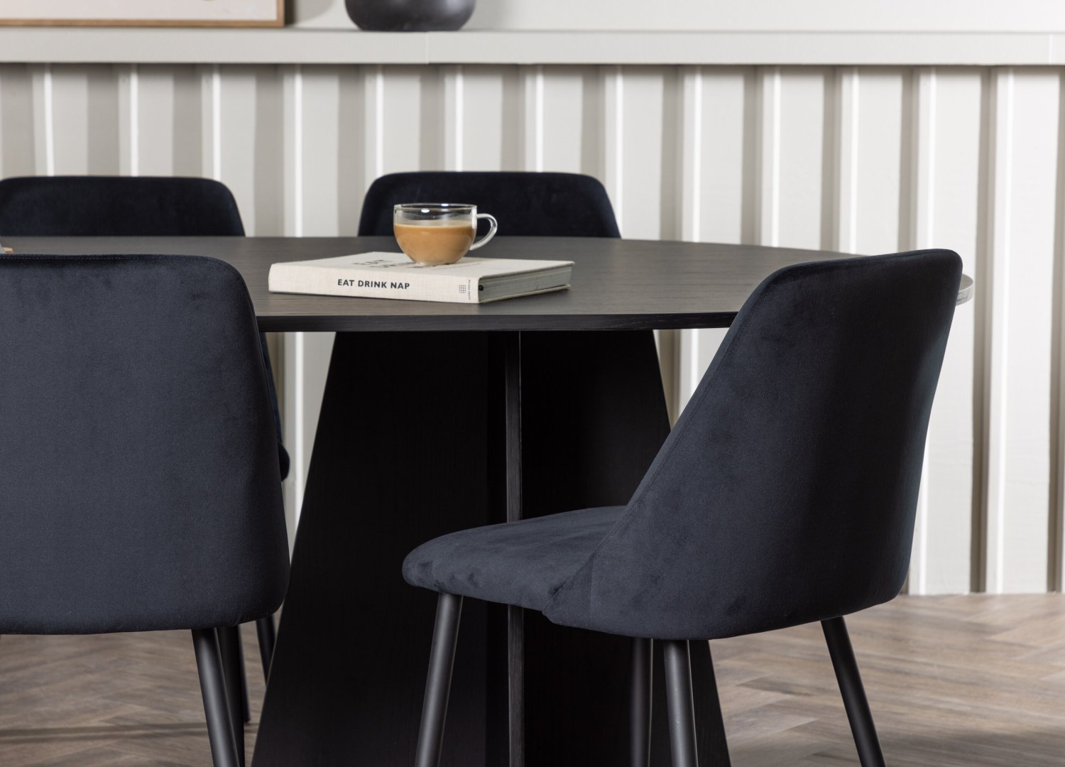 Table ovale Bootcut et 6 chaises Night présentées dans un intérieur contemporain