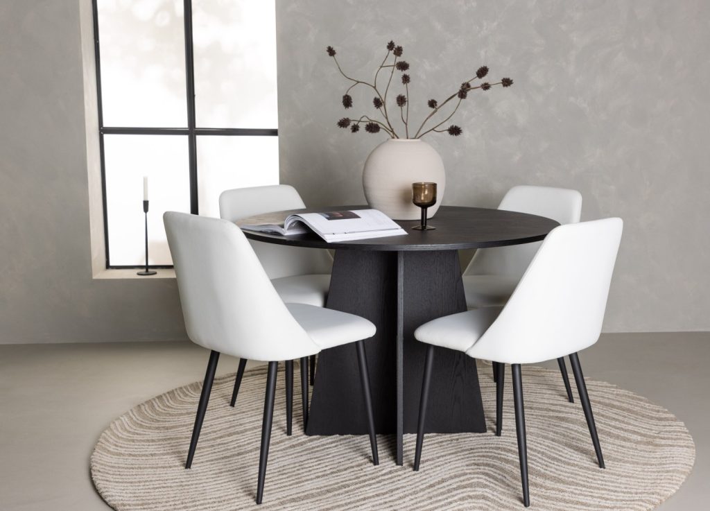 Ensemble table à manger ronde Bootcut avec 4 chaises Night dans une salle à manger
