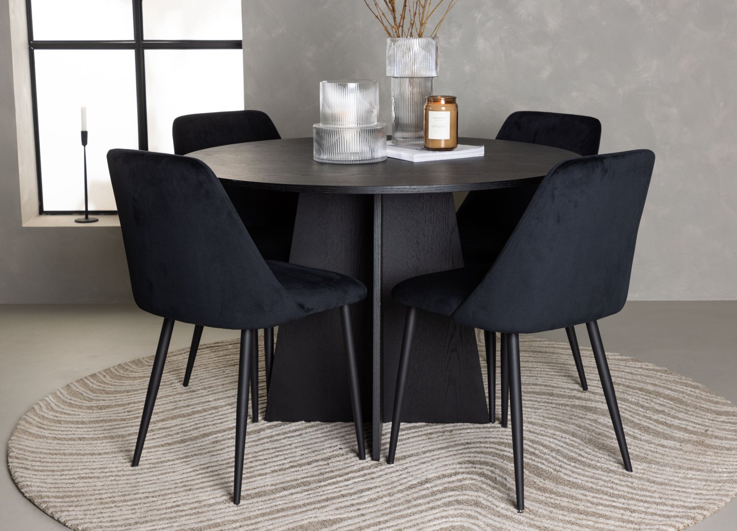 Ensemble table à manger ronde Bootcut avec 4 chaises Night dans une salle à manger