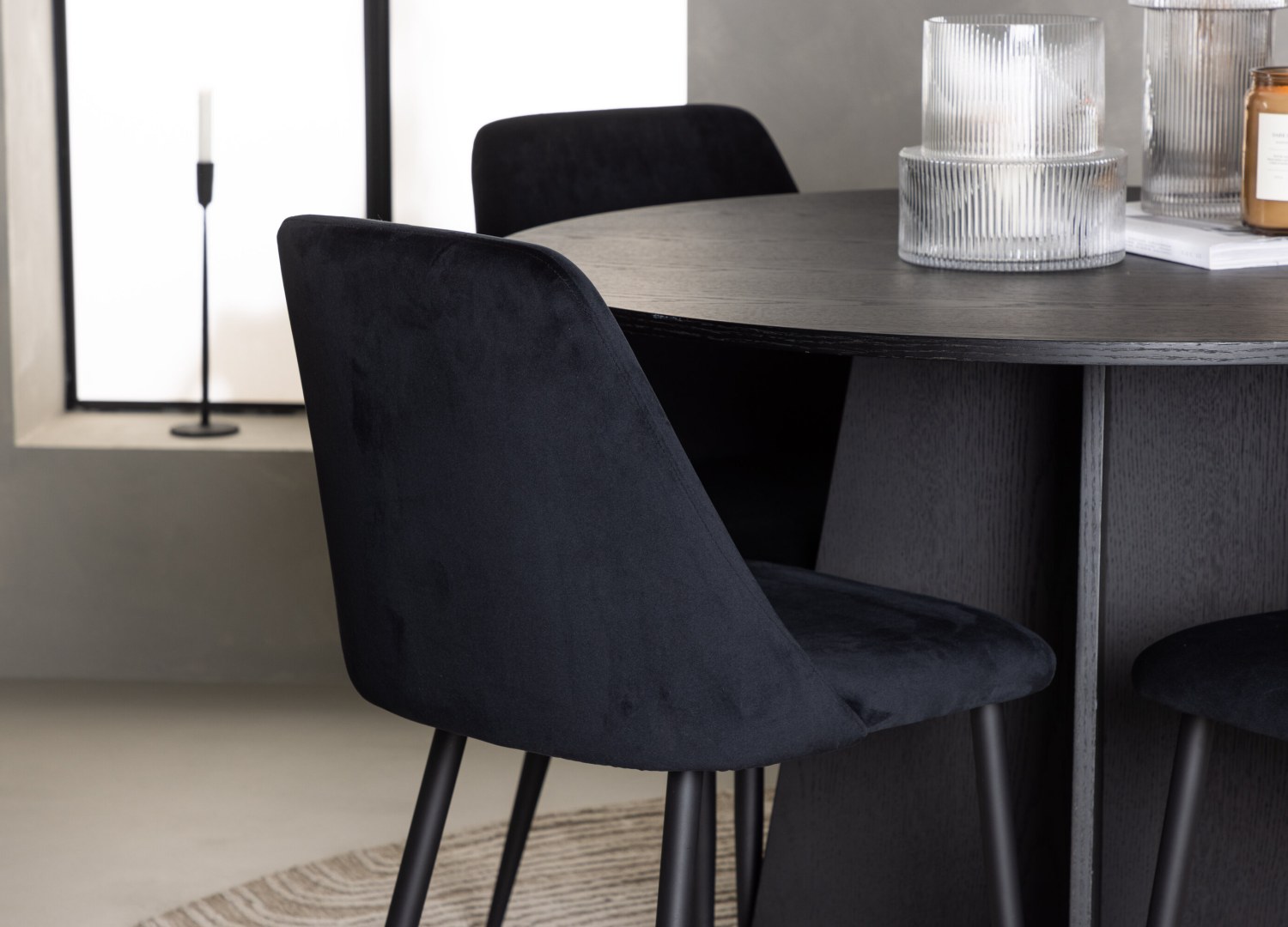 Table ronde Bootcut et 4 chaises Night présentées dans un intérieur contemporain