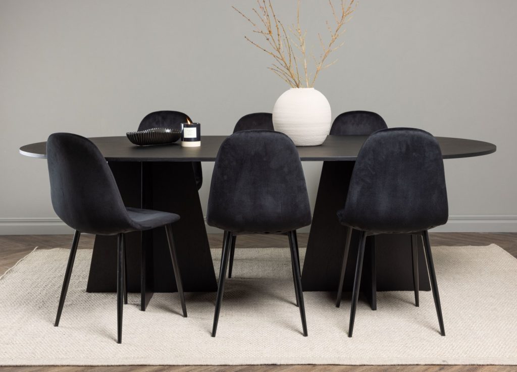 Ensemble table à manger ovale Bootcut avec 6 chaises Polar dans une salle à manger