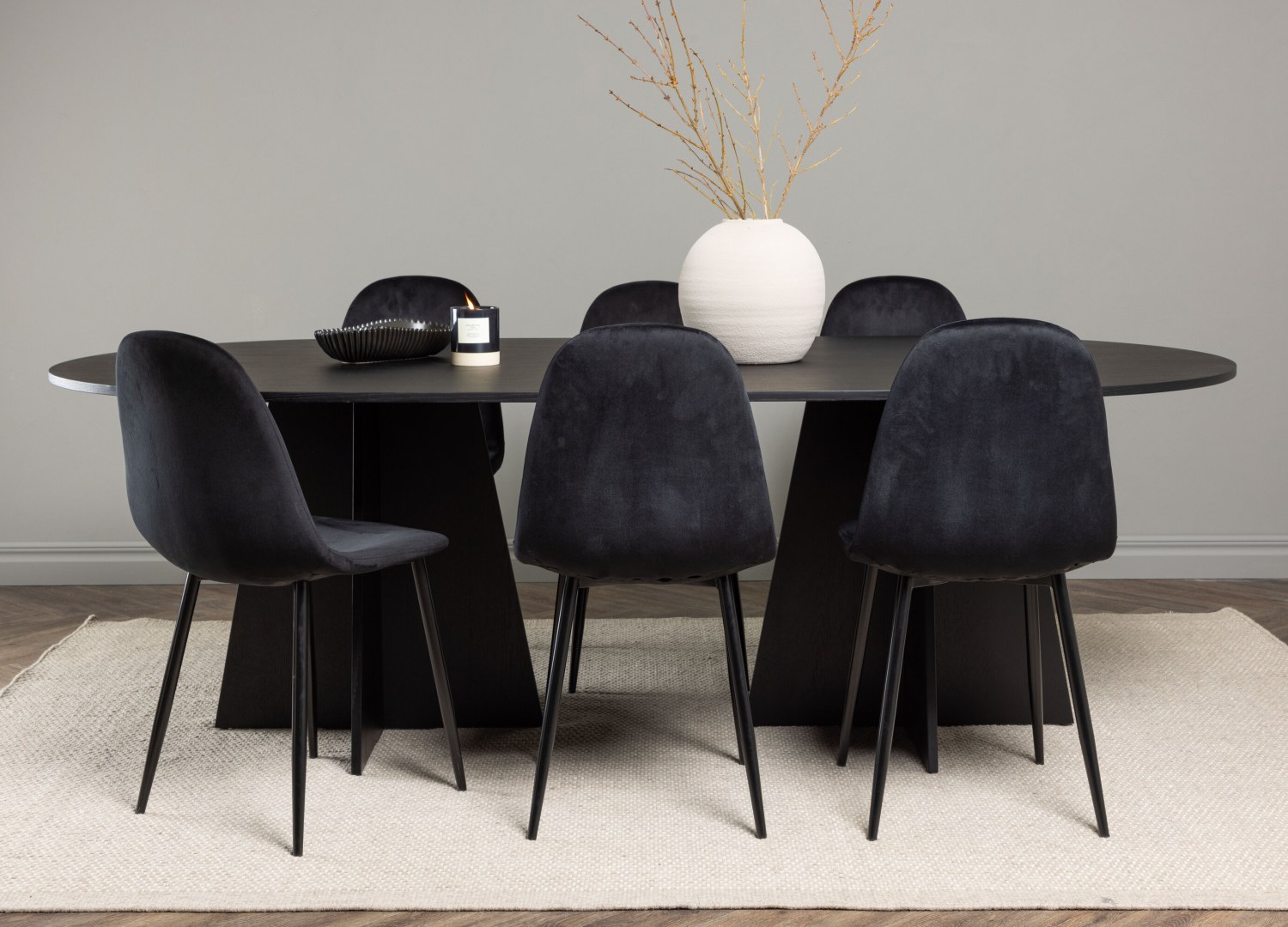 Ensemble table à manger ovale Bootcut avec 6 chaises Polar dans une salle à manger