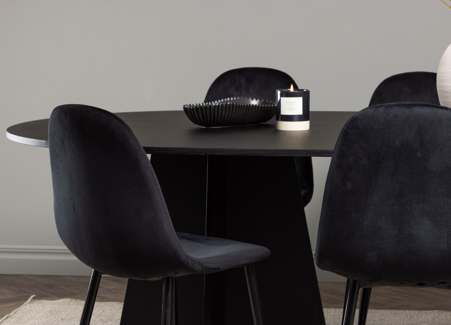 Table ovale Bootcut et 6 chaises Polar présentées dans un intérieur contemporain