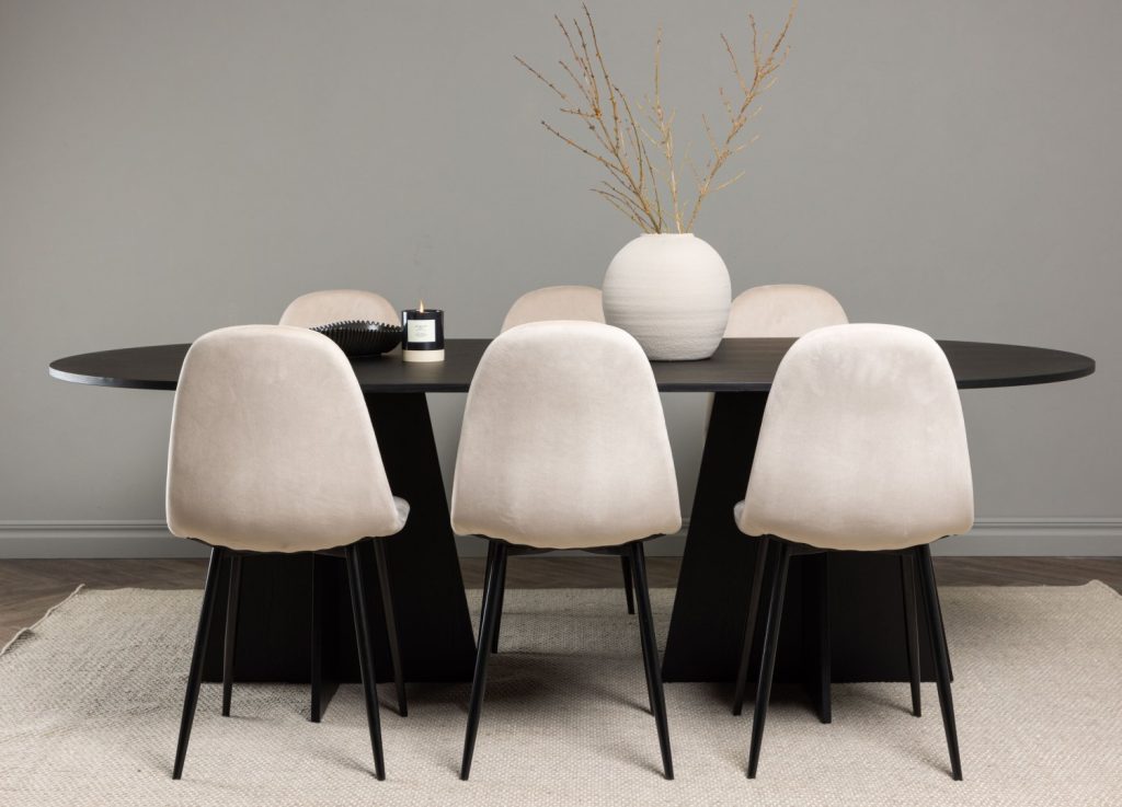 Ensemble table à manger ovale Bootcut avec 6 chaises Polar dans une salle à manger