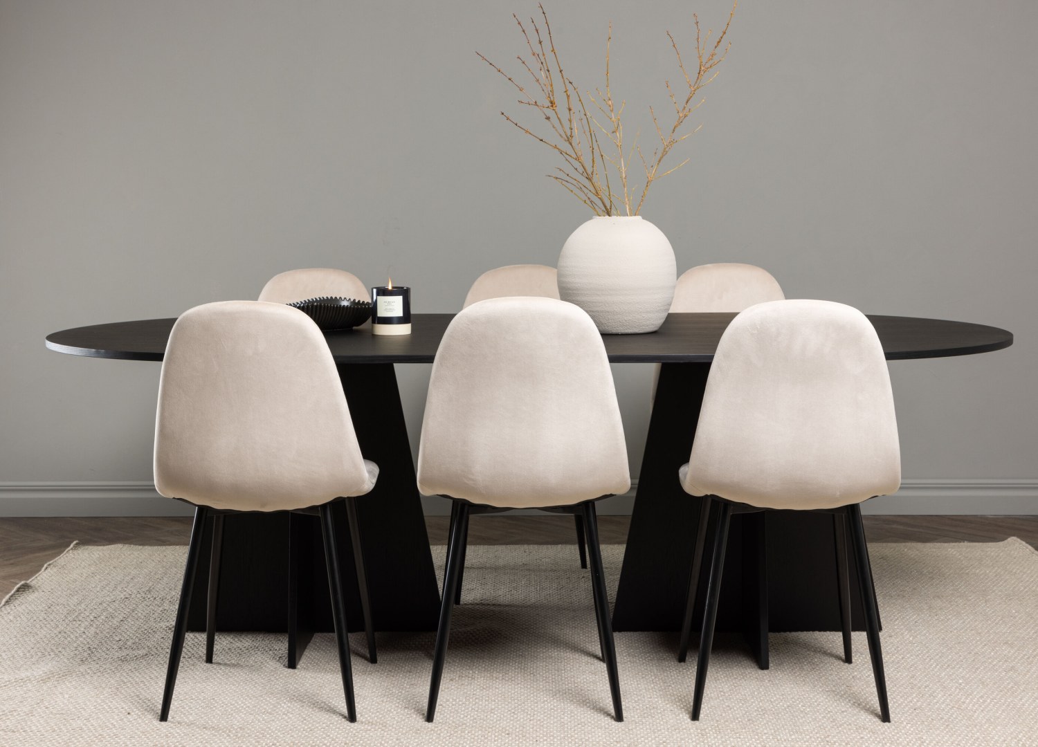 Ensemble table à manger ovale Bootcut avec 6 chaises Polar dans une salle à manger