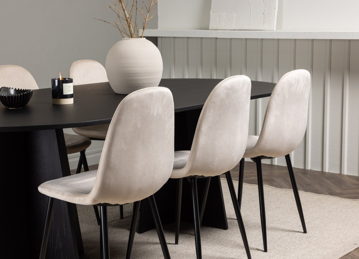 Table ovale Bootcut et 6 chaises Polar présentées dans un intérieur contemporain