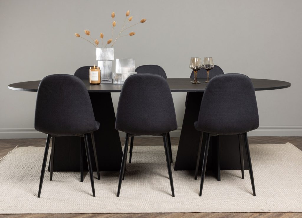 Ensemble table à manger ovale Bootcut avec 6 chaises Polar dans une salle à manger