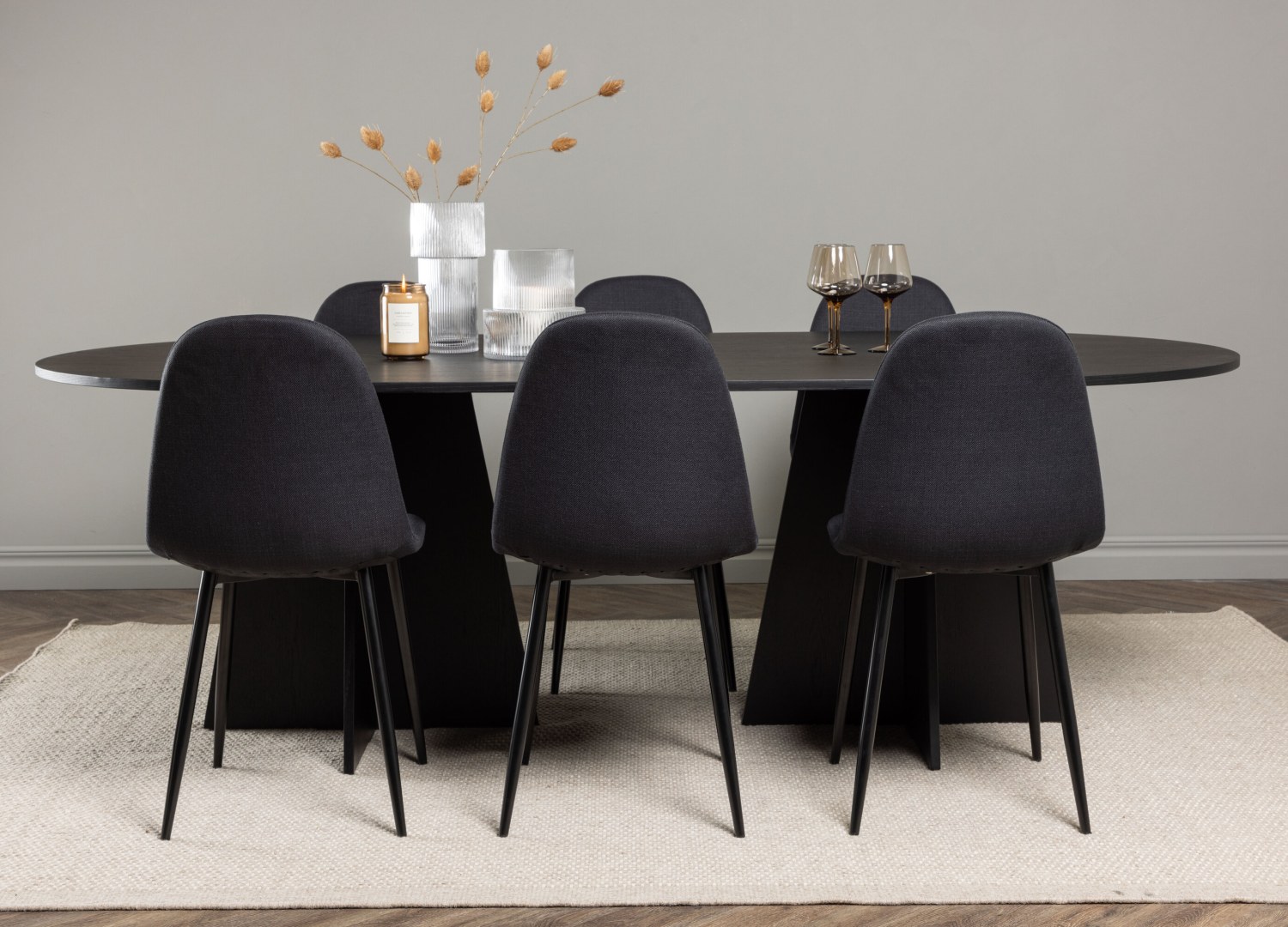 Ensemble table à manger ovale Bootcut avec 6 chaises Polar dans une salle à manger