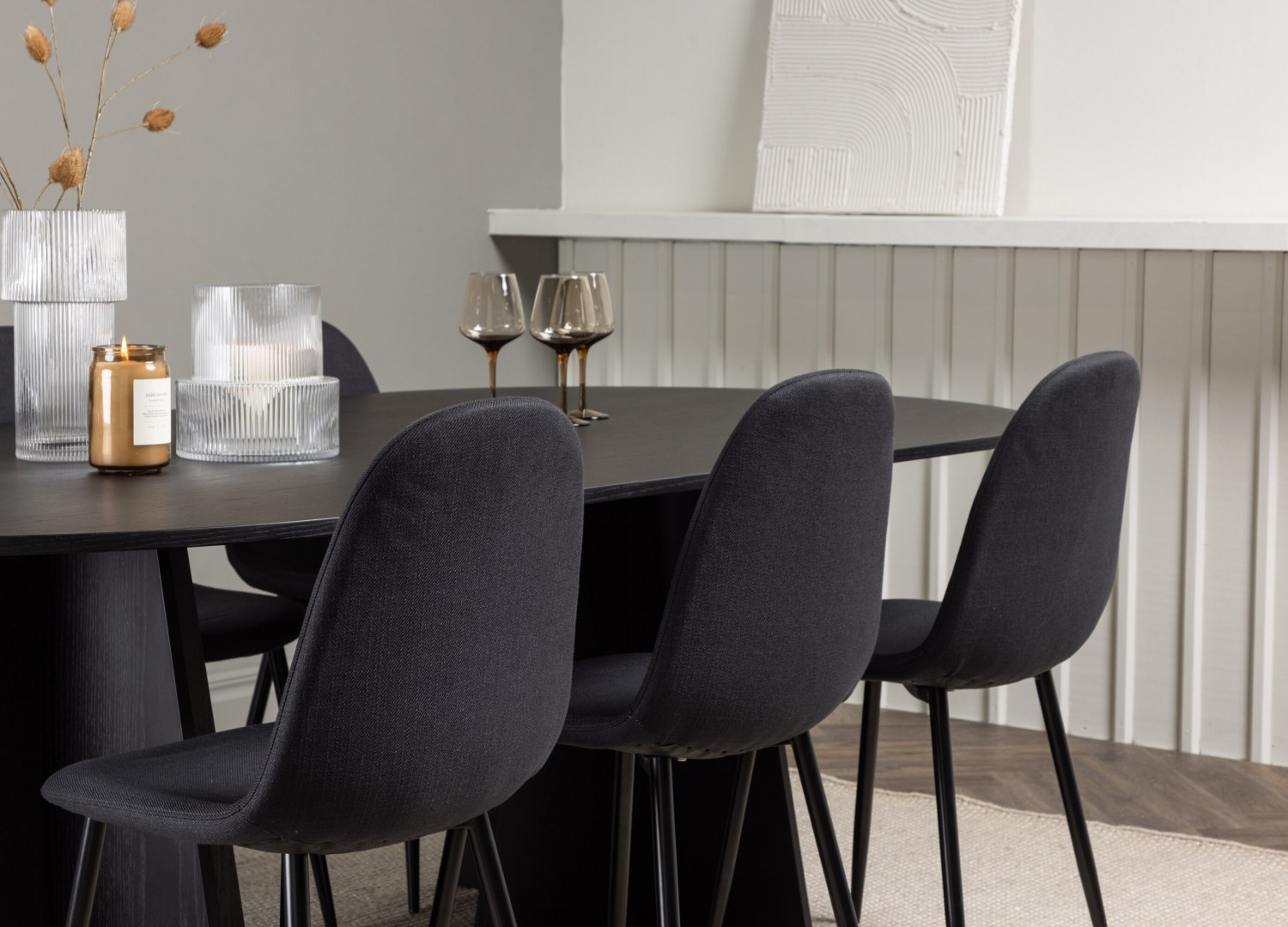 Table ovale Bootcut et 6 chaises Polar présentées dans un intérieur contemporain