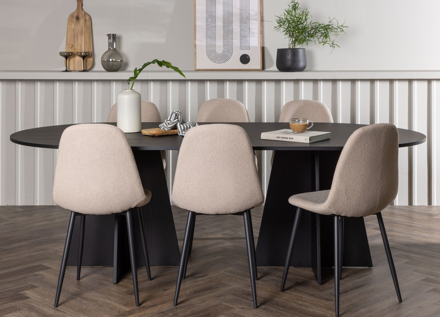 Ensemble table à manger ovale Bootcut avec 6 chaises Polar dans une salle à manger
