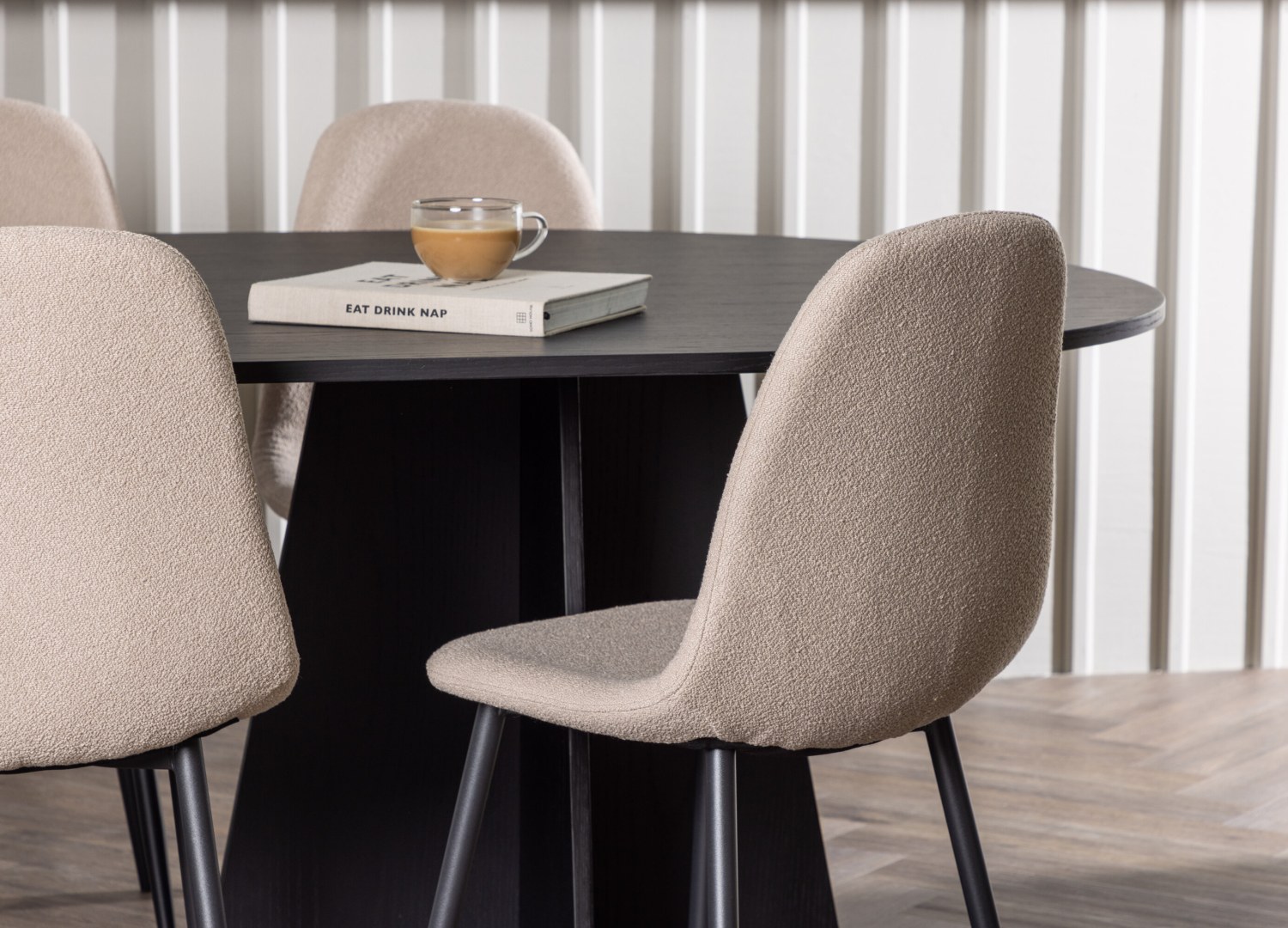 Table ovale Bootcut et 6 chaises Polar présentées dans un intérieur contemporain