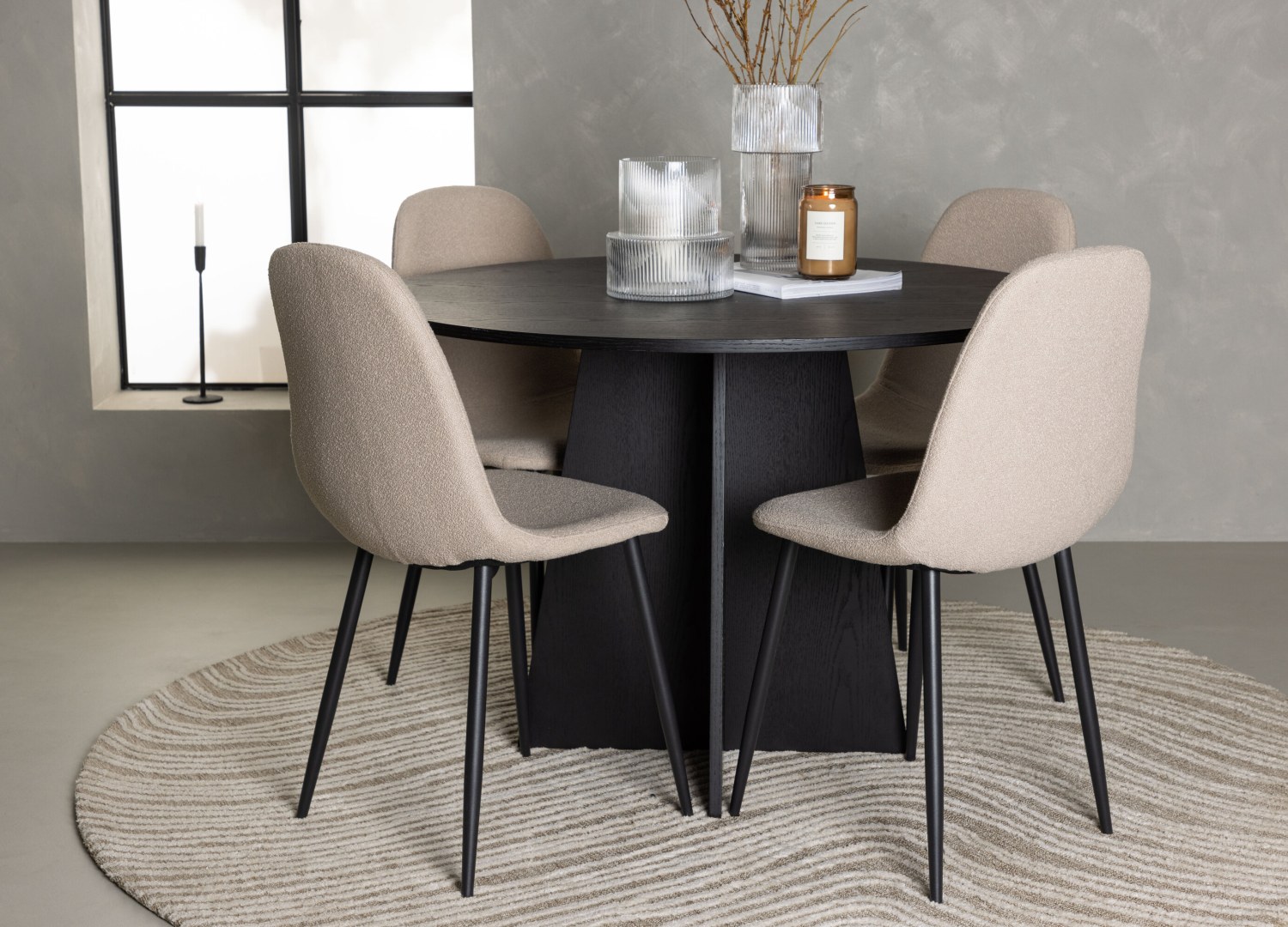 Ensemble table à manger ronde Bootcut avec 4 chaises Polar dans une salle à manger