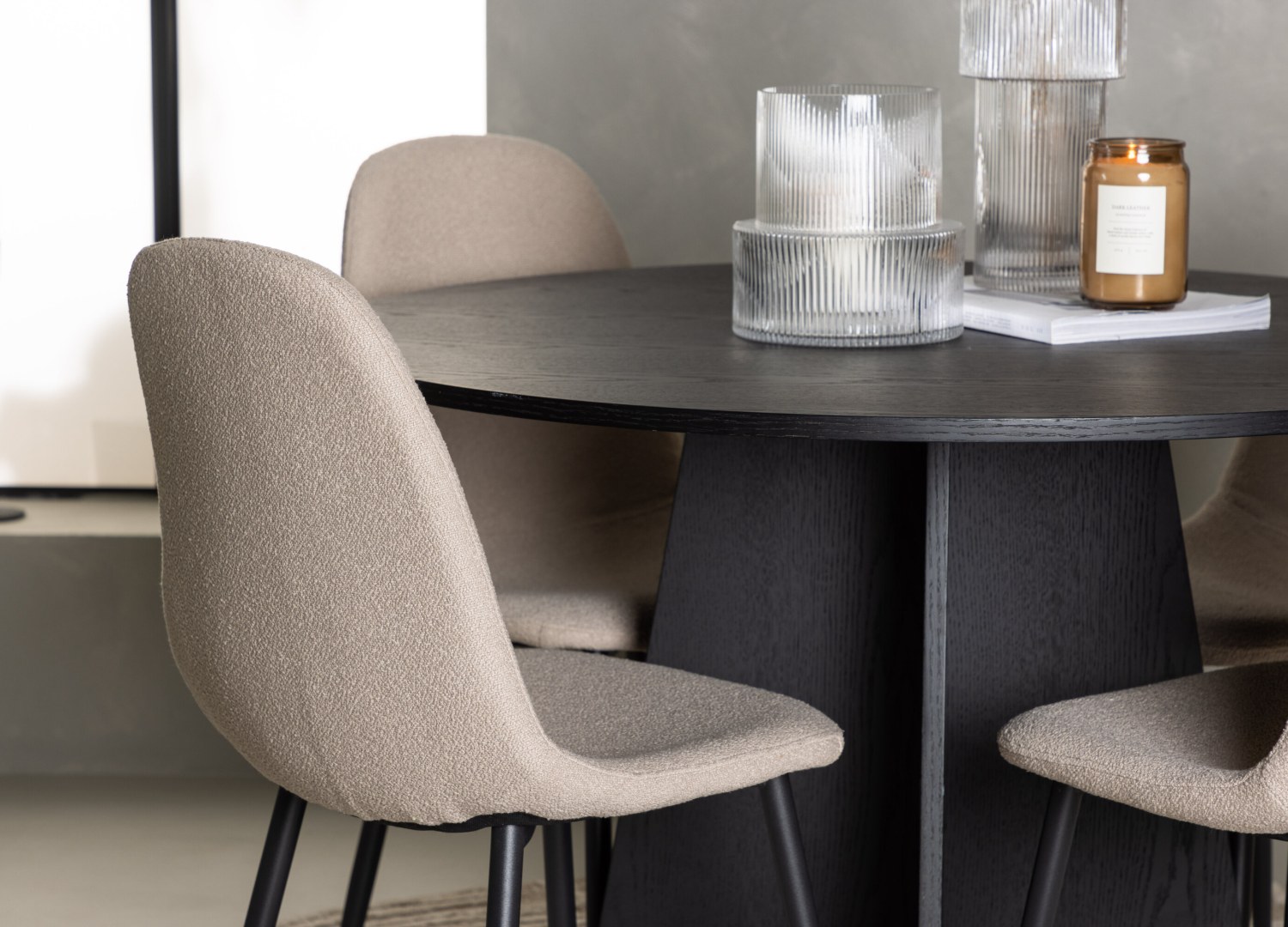 Table ronde Bootcut et 4 chaises Polar présentées dans un intérieur contemporain