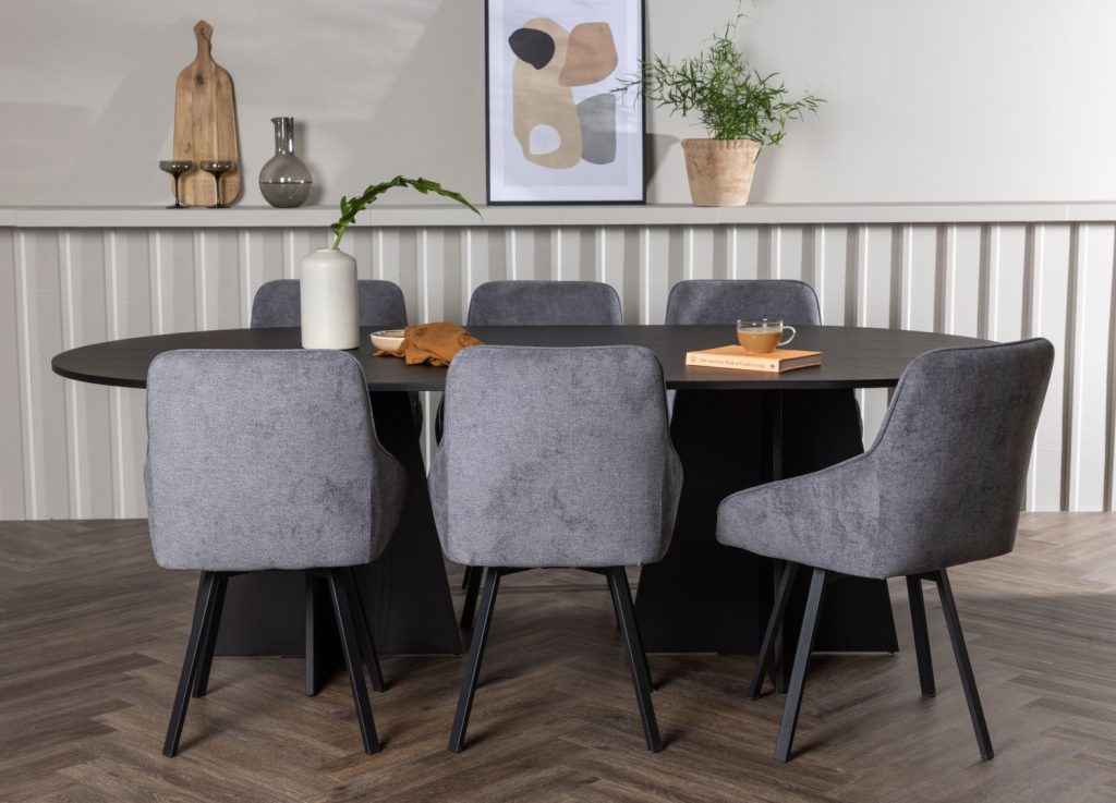 Ensemble table à manger ovale Bootcut avec 6 chaises Rosie dans une salle à manger