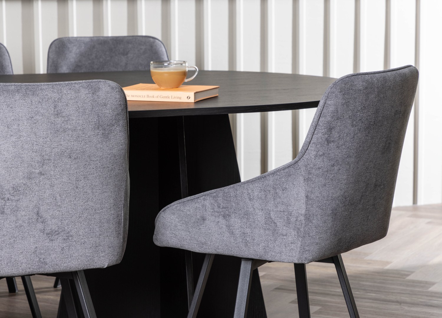 Table ovale Bootcut et 6 chaises Rosie présentées dans un intérieur contemporain