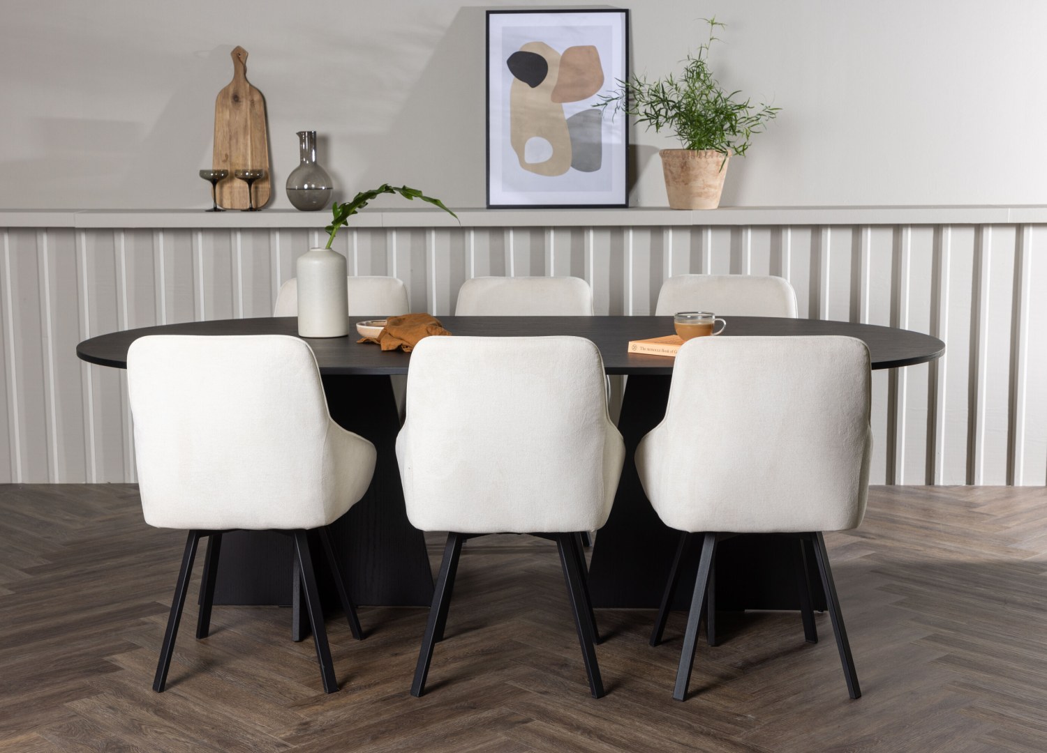 Ensemble table à manger ovale Bootcut avec 6 chaises Rosie dans une salle à manger