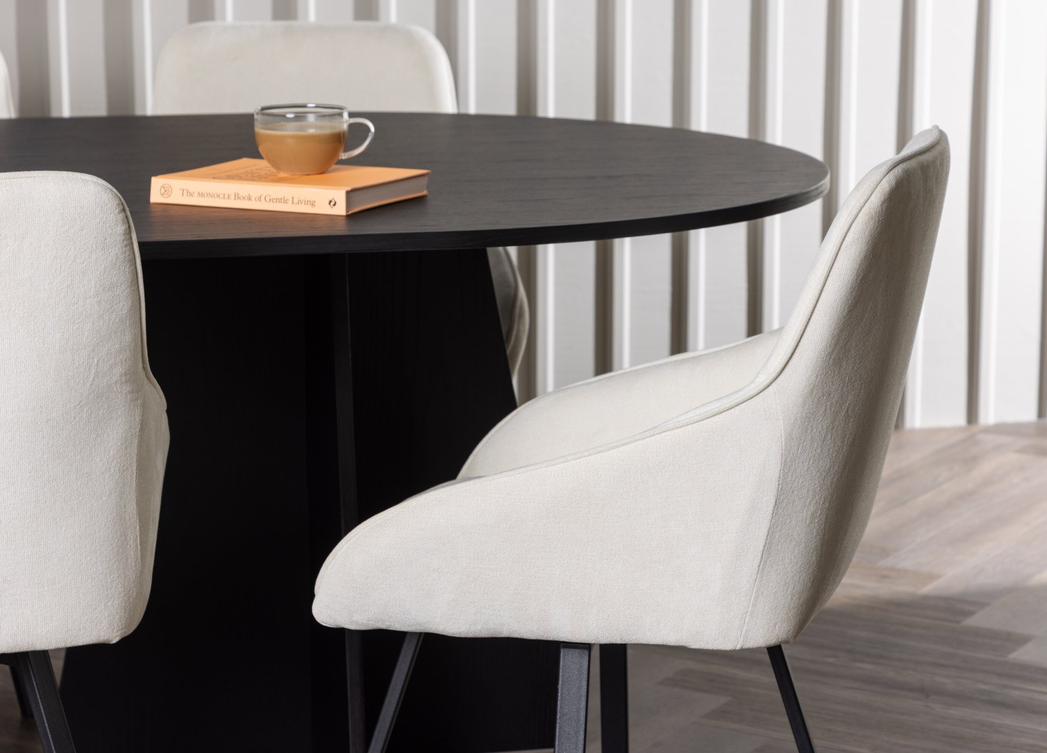 Table ovale Bootcut et 6 chaises Rosie présentées dans un intérieur contemporain