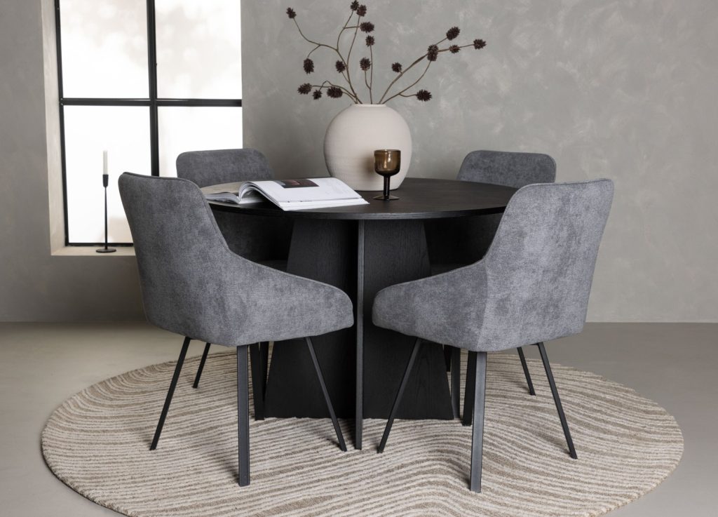 Ensemble table à manger ronde Bootcut avec 4 chaises Rosie dans une salle à manger