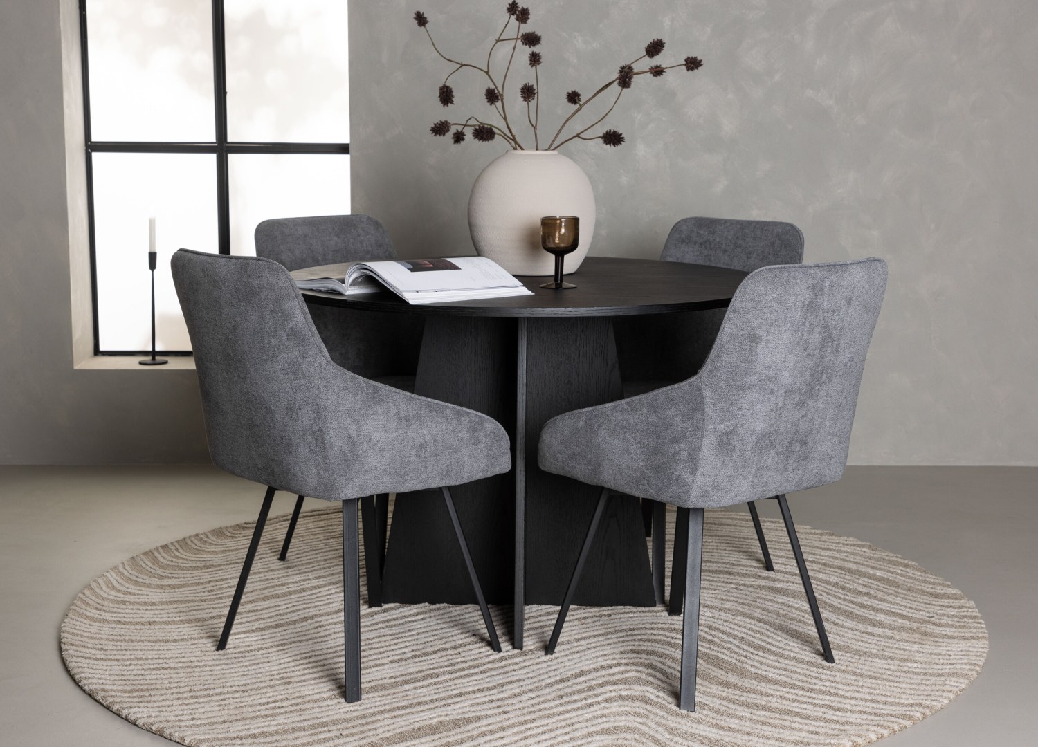 Ensemble table à manger ronde Bootcut avec 4 chaises Rosie dans une salle à manger